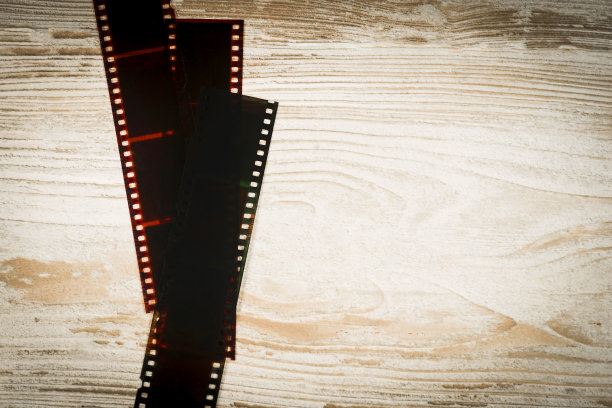 模拟摄影的概念，彩色底片上的乡村背景图片下载