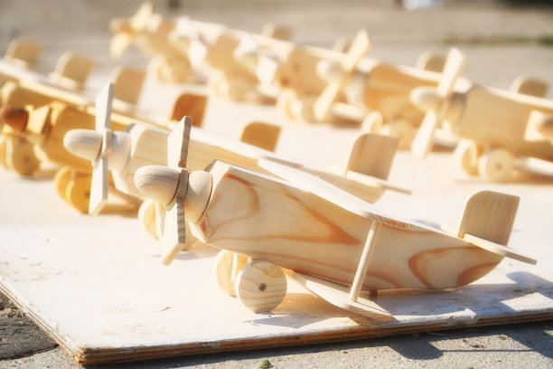 木制小玩具飞机图片下载