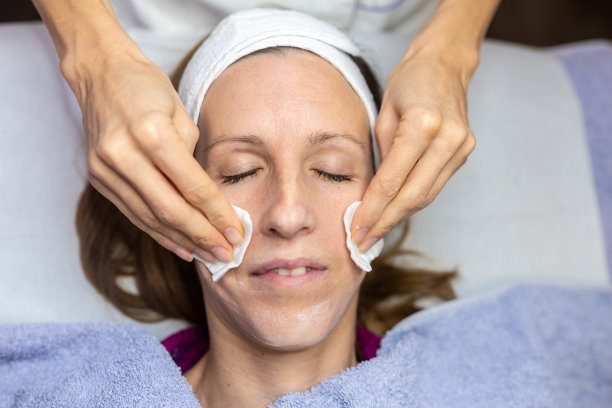 正在享受面部清洁护理的妇女图片下载