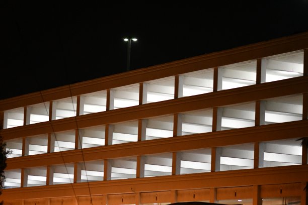 夜间的停车场图片下载