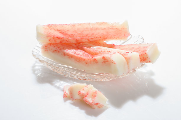 在明亮的背景上放上蟹肉。图片下载