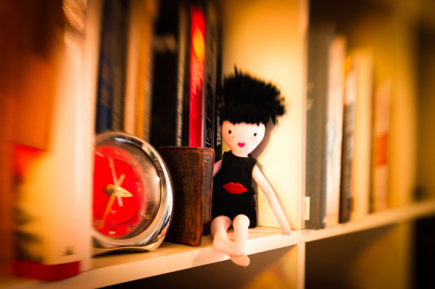 图书馆上的红唇小娃娃图片下载