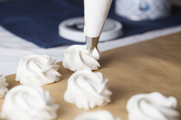 制作棉花糖的过程。甜甜点白色和风棉花糖特写。图片下载