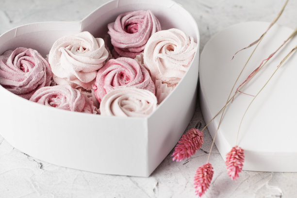 甜品和风棉花糖特写。撒了糖粉的大西风。情人节的概念图片下载