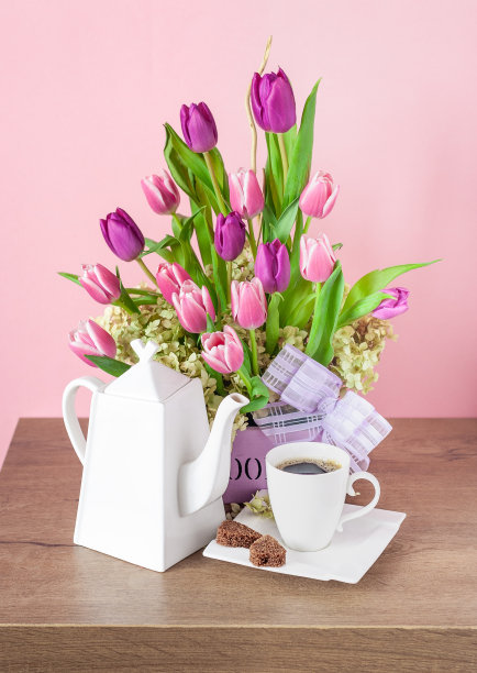 一束新鲜的粉红色郁金香和咖啡。图片下载