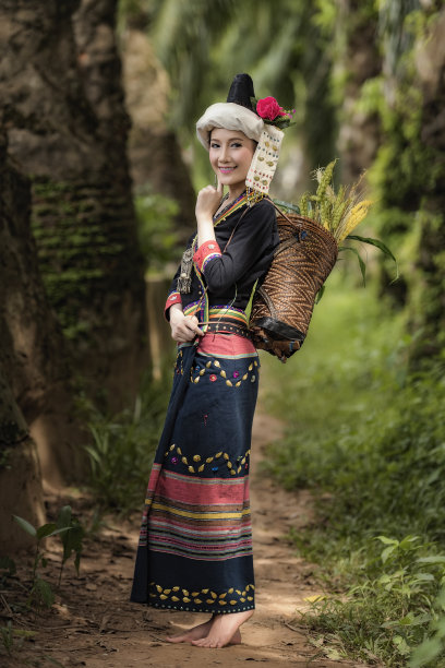 部落穿着美丽的服装图片下载