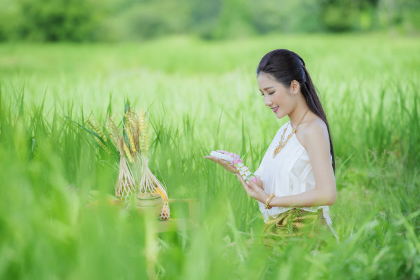 穿着典型泰国服装的妇女图片下载