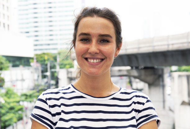 美丽的女人开心的微笑肖像和旅游的城市。图片下载