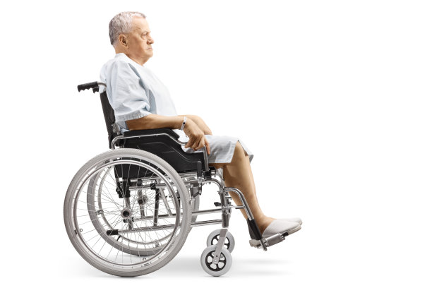 穿着病号服坐在轮椅上的老年男性病人图片下载
