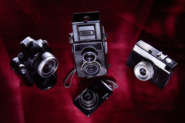 红色背景上的四个复古房间，用轻刷照明图片下载