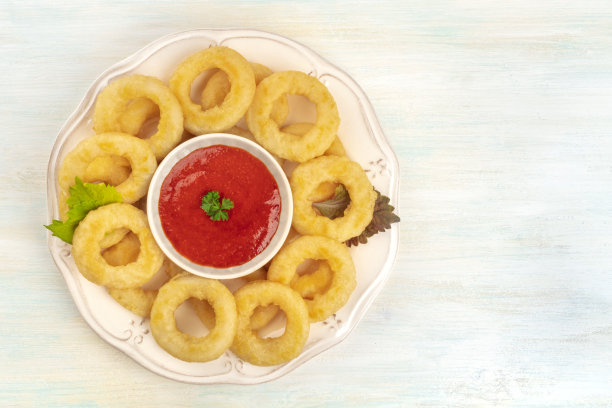 头顶上的一张照片，是一盘带有红酱和复制空间的鱿鱼圈图片下载