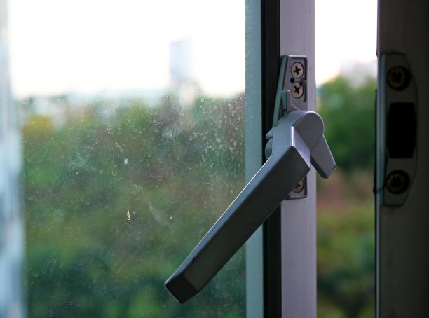 带玻璃窗的窗柄图片下载