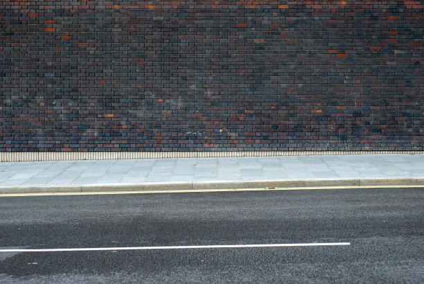 砖墙和人行道图片下载