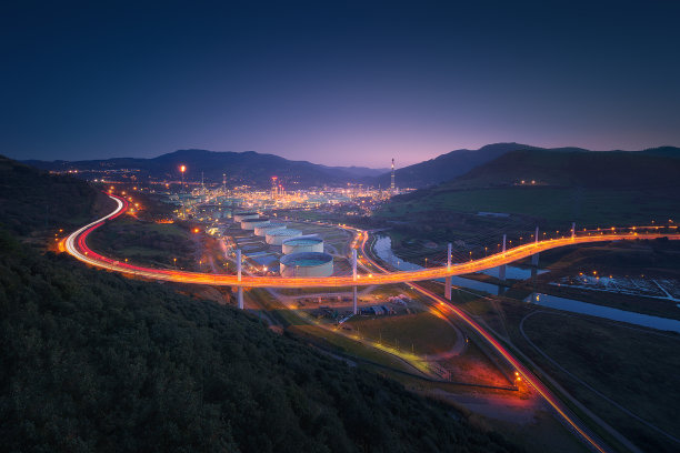 晚上在穆斯基兹有汽车痕迹的竞技场桥图片下载