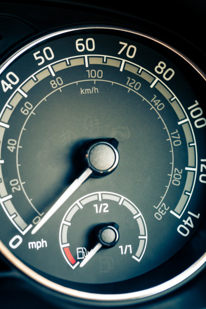 汽车速度计的宏观特写图片下载