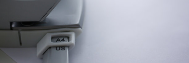 打孔机在办公室的桌子上图片下载