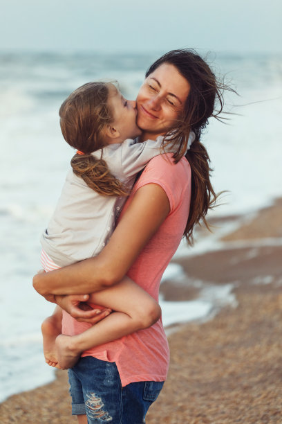 对母亲的爱表现在小女儿晚上在海边放松的时候图片下载