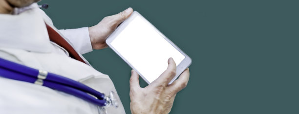 使用数字平板电脑的医生图片下载