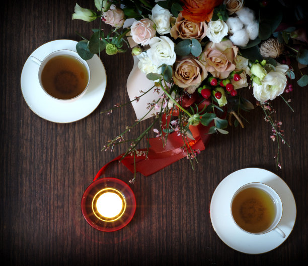 情人节浪漫之夜，爱情概念，玫瑰花束，2月14日木制日历，两个杯子，蜡烛，打开笔记本与抄写空间。贺卡模型。俯视图，平放。图片下载