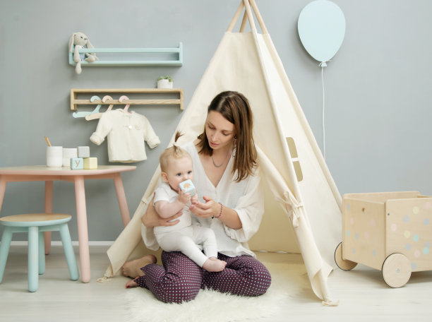 母亲和她的小女儿在托儿所玩图片下载
