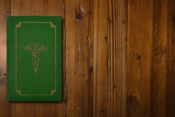 木板上的医学书籍图片下载