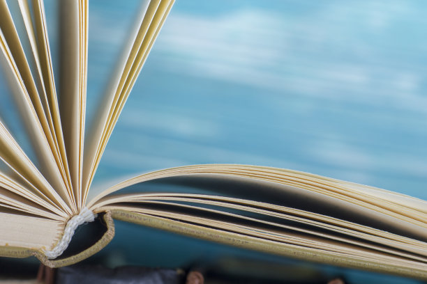 打开书，木桌上的精装书。回到学校。副本的空间。图片下载