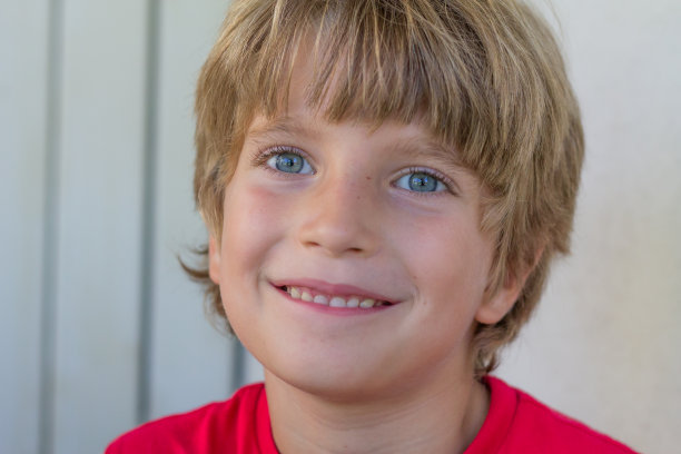 一个微笑的男孩的肖像图片下载