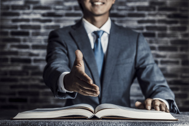 砖背景和西服男人图片下载