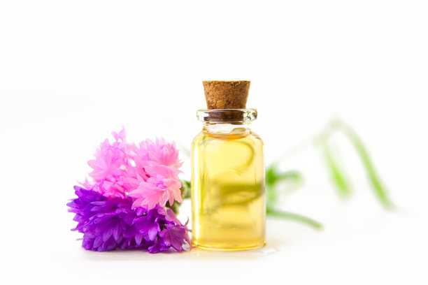 薰衣草精华，白色背景，美丽的玻璃瓶图片下载