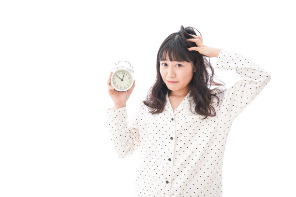 年轻女性睡过头图片下载