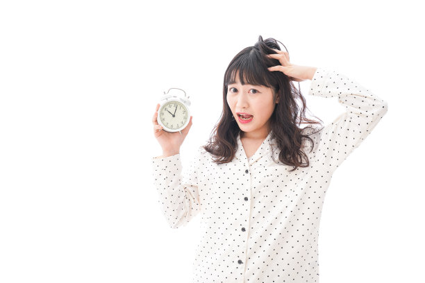 年轻女性睡过头图片下载