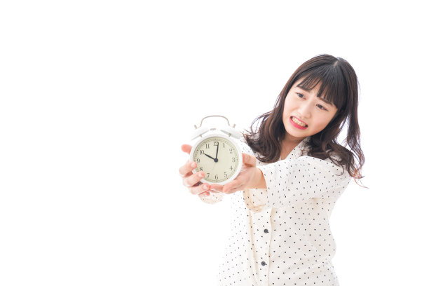 年轻女性睡过头图片下载