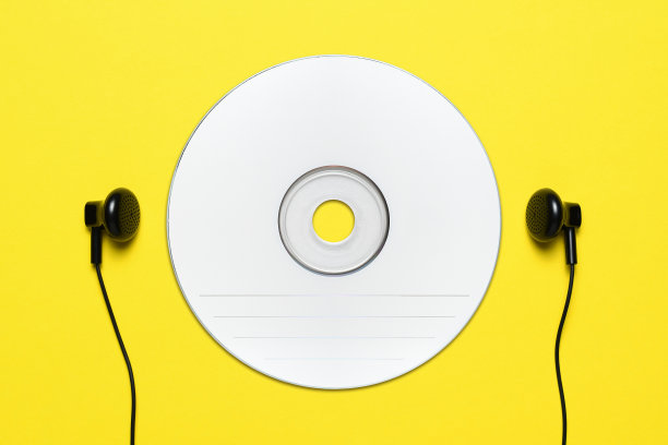 黄色背景的空白CD和耳机图片下载