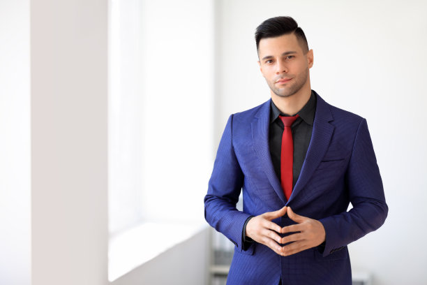 微笑的商人肖像在办公室图片下载