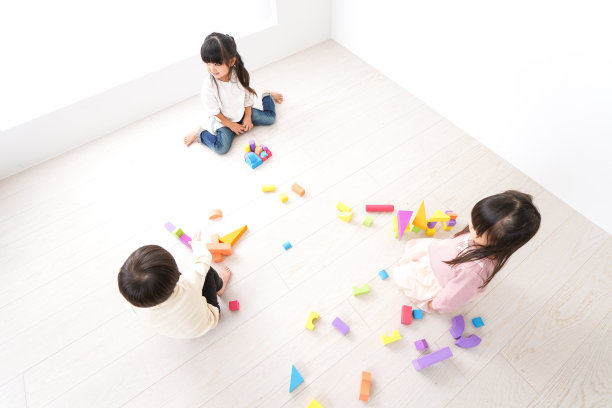 孩子们在街区里玩耍图片下载