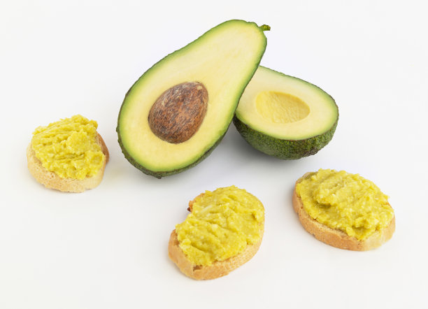 牛油果和素食牛油果色拉酱零食在光的背景图片下载