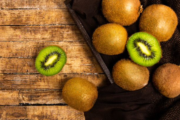 木桌上放着猕猴桃图片下载