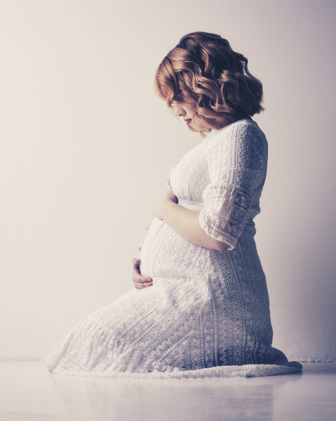 年轻的孕妇图片下载