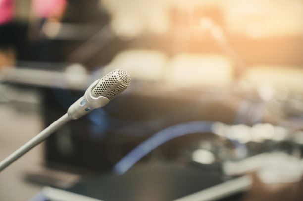 麦克风通过模糊商务论坛会议或会议培训学习辅导室概念，模糊背景。图片下载