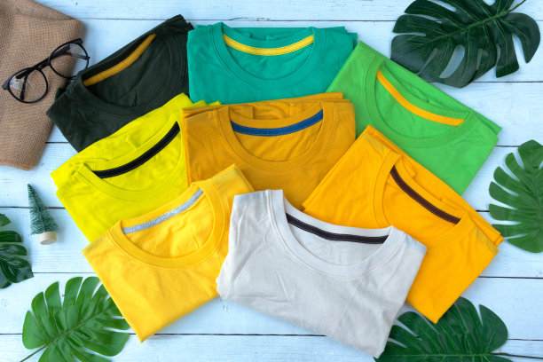 复古折叠黄色棉t恤衣服彩色模拟模板在垃圾白色木材背景概念零售服装店背景，空白平铺复古灰色木制朴素的洗衣广告图片下载