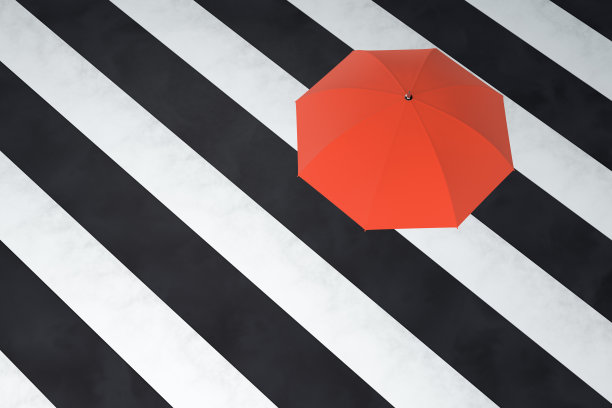 雨伞在人行横道上图片下载