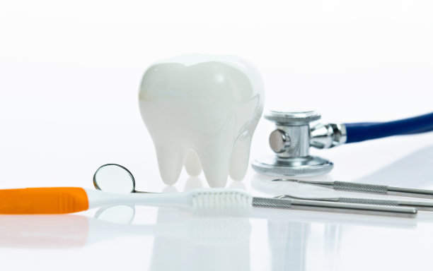 白色背景上的听诊器和牙医医疗工具图片下载