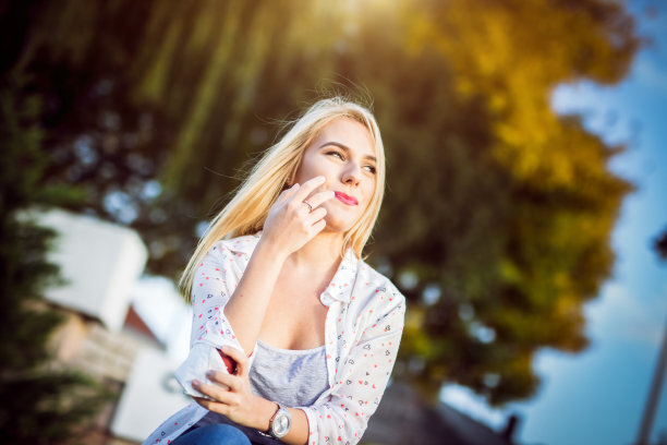 公园高原上的金发女孩图片下载