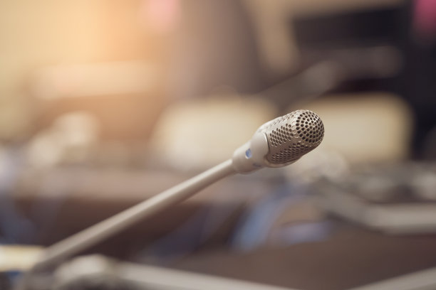 麦克风通过模糊商务论坛会议或会议培训学习辅导室概念，模糊背景。图片下载