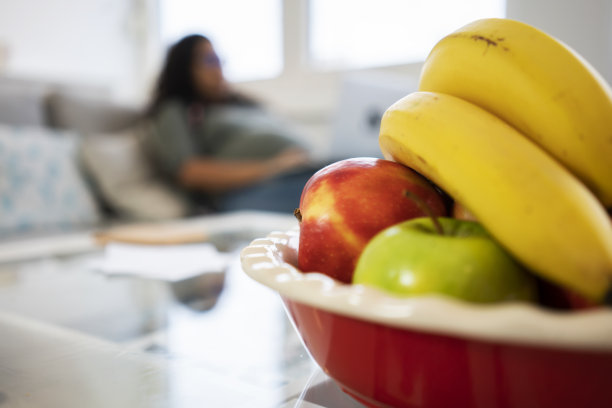 孕妇在家使用平板电脑图片下载