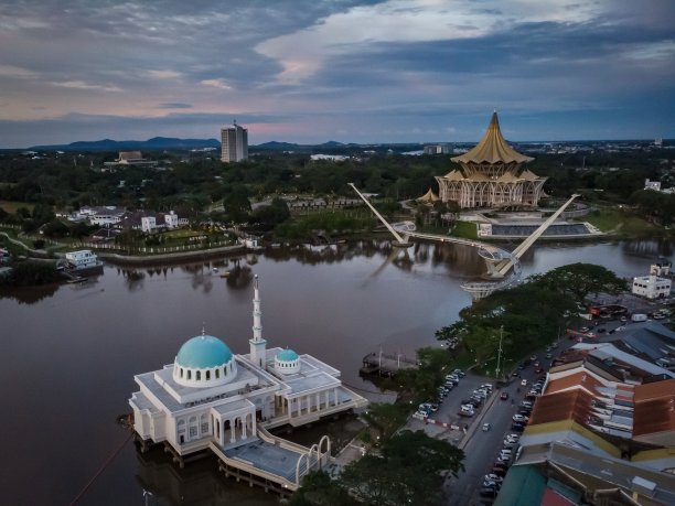 空中拍摄的新浮动清真寺，古晋，沙捞越，马来西亚图片下载