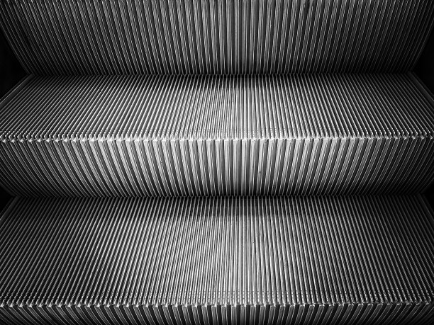 自动扶梯二层台阶，有复印空间。垂直模式楼梯。图片下载