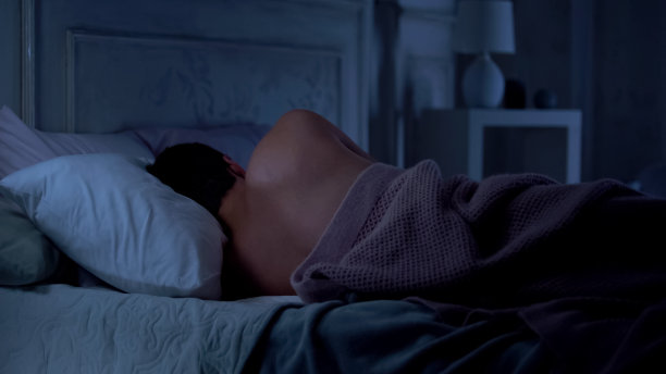 男人躺在床上，不正确的睡姿对脖子和脊椎，不健康图片下载