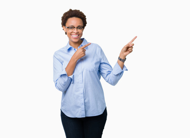 年轻美丽的非洲裔美国商人女人在孤立的背景微笑，看着摄像机指向与双手和手指的一边。图片下载