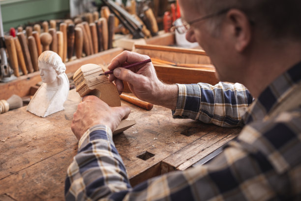 成熟的工匠用铅笔画雕塑的轮廓图片下载